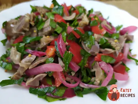 Салат з курячими шлуночками та травами