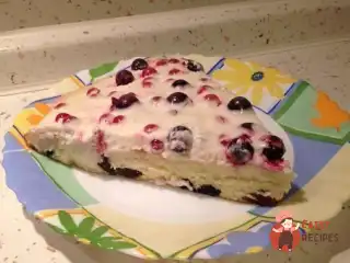Пиріг з яблуком, ягодами та корицею