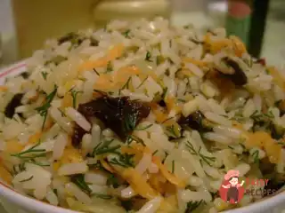 Курка, фарширована рисом та чорносливом