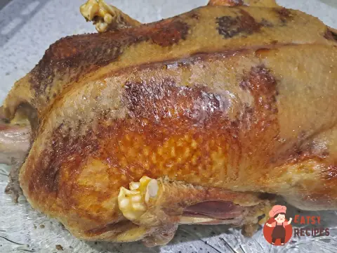 Качка з яблуками запечена у рукаві