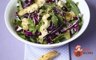 Зелений Салат З Куркою На Грилі Та Часниковими Сухариками.