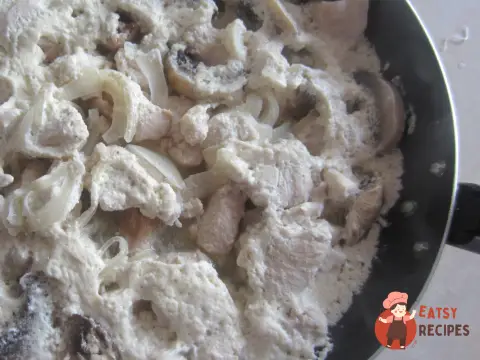 Курка зі сметаною та грибами