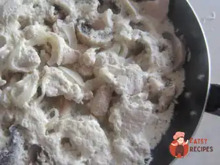 Курка зі сметаною та грибами