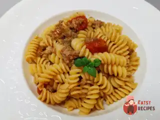 Фузиллі з соусом болоньєзе