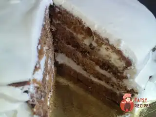 Морквяний торт з волоським горіхом і вершковим кремом