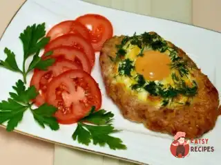 Біфштекс із свинячого фаршу, запечений у духовці, з яйцем