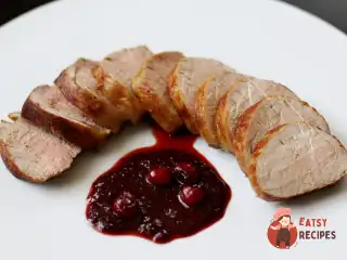 Свинина з соусом із сушеної вишні, меду та гвоздики