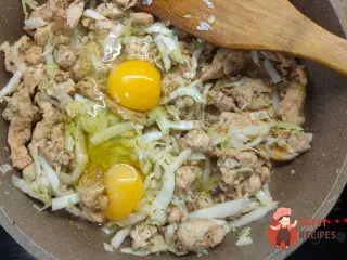 Крок 12: Пиріг з пряною куркою та пекінською капустою