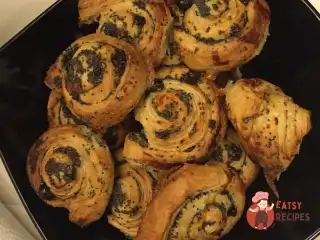 Булочки з маком та родзинками