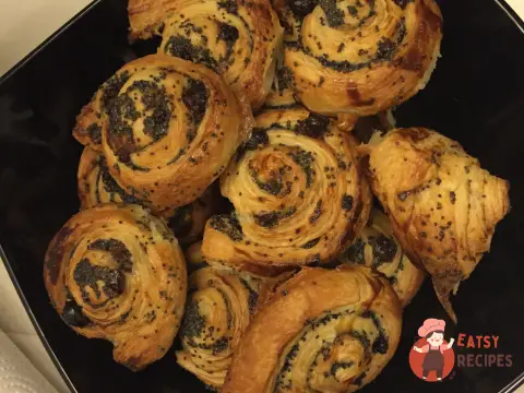 Булочки з маком та родзинками