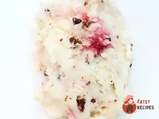 Вершкове морозиво з меренгами, шоколадною крихтою та малиновим прошарком