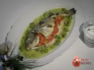 Дорада в духовці з помідорами та каперсами