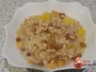 Вівсянка на сніданок з яблуком, родзинками та медом