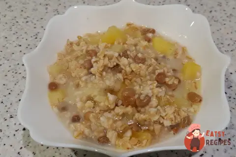 Вівсянка на сніданок з яблуком, родзинками та медом