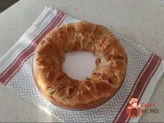 Пиріг з консервованим тунцем