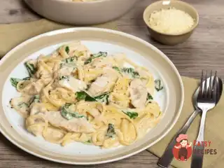 Спагетті з куркою в сметанному соусі