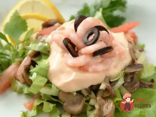 Салат з креветок з печерицями та зеленню