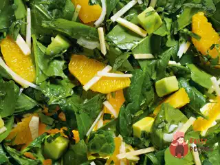 Шпинатний салат з апельсином та ріпкою