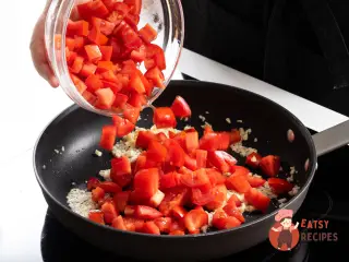 Крок 6: Курник з куркою, сиром та помідорами