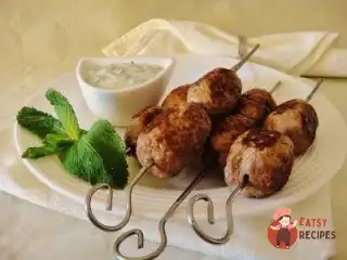 Кефту з ягняти з йогуртовим соусом
