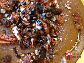 Манна каша з пеканом, родзинками та патокою