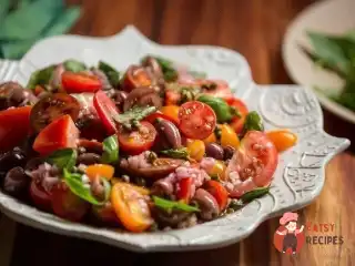 Салат з помідорів з оливками та каперсами від Рези.