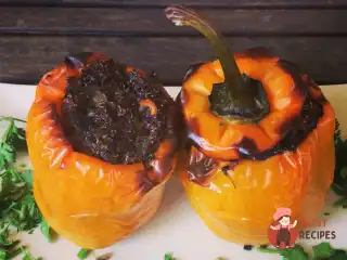Болгарські перці, фаршировані кіноа та овочами.
