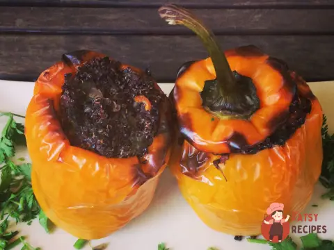 Болгарські перці, фаршировані кіноа та овочами.