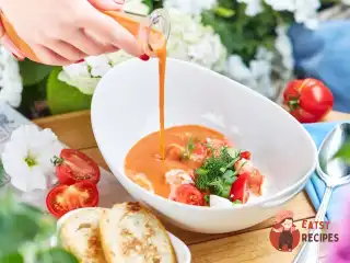 Гаспачо з крабом, страчателлою та сиром Шевре