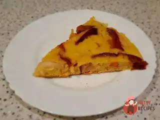 Пиріг на сковороді з яблуками та сливами