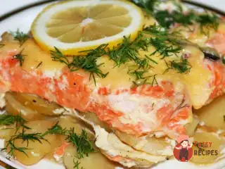 Сьомга, запечена з картоплею, під сметанним соусом