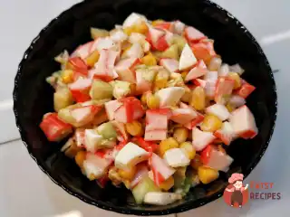 Крабовий салат з кукурудзою та яйцем