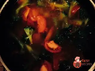 Овочевий суп з куркою, броколі та помідорами