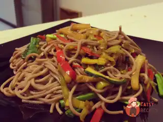 Пісна азіатська локшина з овочами