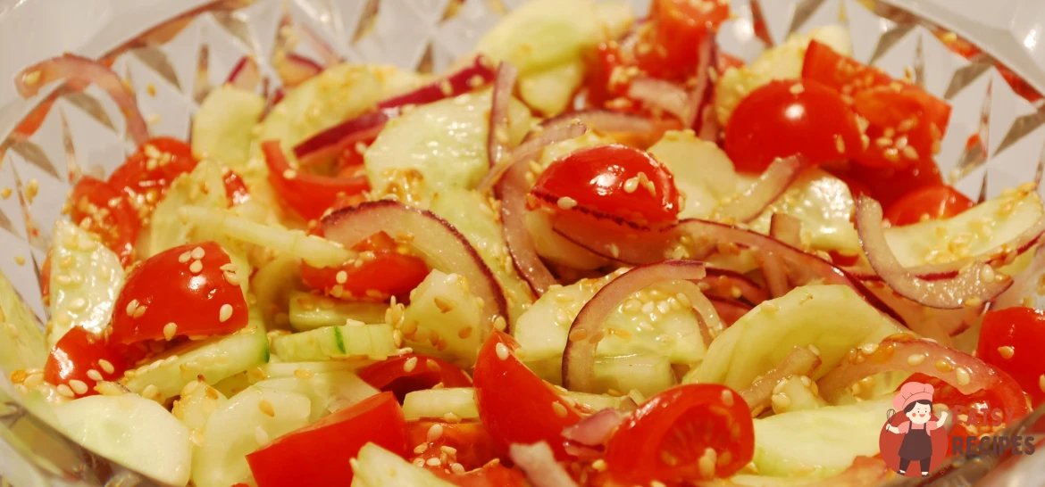 Салат з овочами та кунжутом