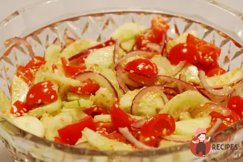 Салат з овочами та кунжутом
