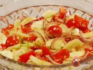 Салат з овочами та кунжутом