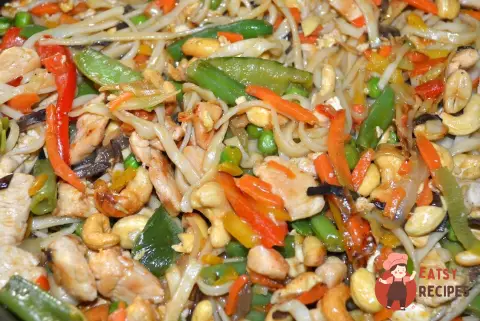 Ло-мейн по-китайськи з куркою та кеш'ю