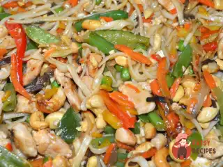 Ло-мейн по-китайськи з куркою та кеш'ю