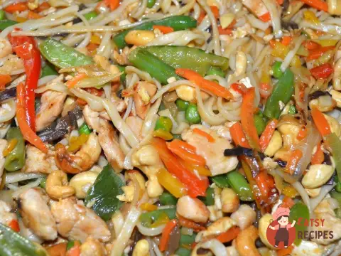 Ло-мейн по-китайськи з куркою та кеш'ю