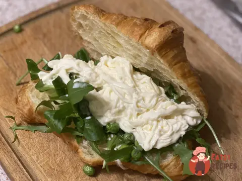 Круасан зі страчателлою