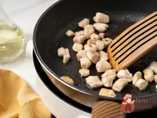 Крок 2: Салат із куркою та чипсами