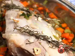 Нашпигована часником баранина з розмарином