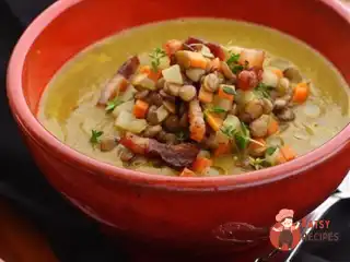 Суп із сочевицею та беконом