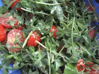 Салат із руколи з медово-гірчичним соусом