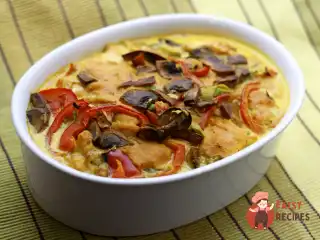 Курка каррі запечена з сиром та овочами.