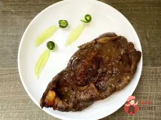 Яловича лопатка з брусничним соусом
