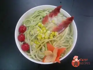 Домашня локшина у бульйоні