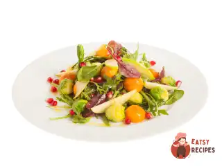 Салат з брюссельською капустою та гранатом.