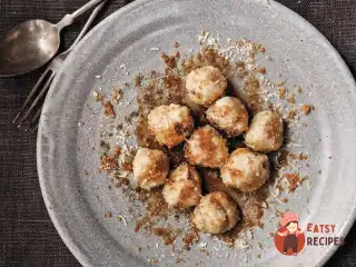 Ньоккі з капустою, ковбасками та смаженими хлібними крихтами